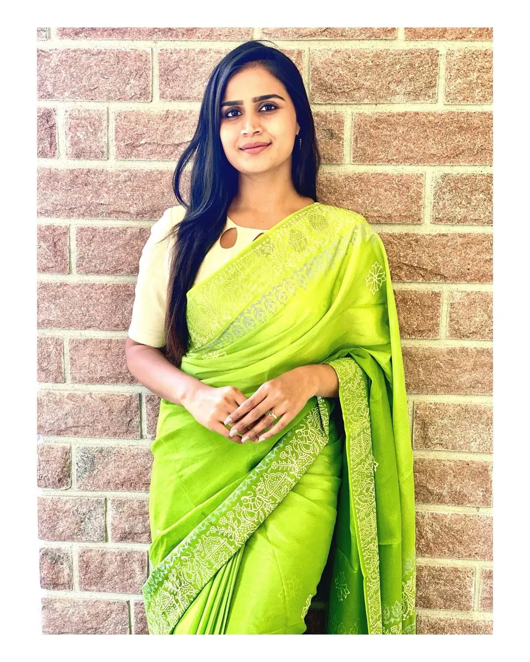 INDIAN GIRL KAVYA SHREE IN TRADITIONAL GREEN SAREE WHITE BLOUSE 5
